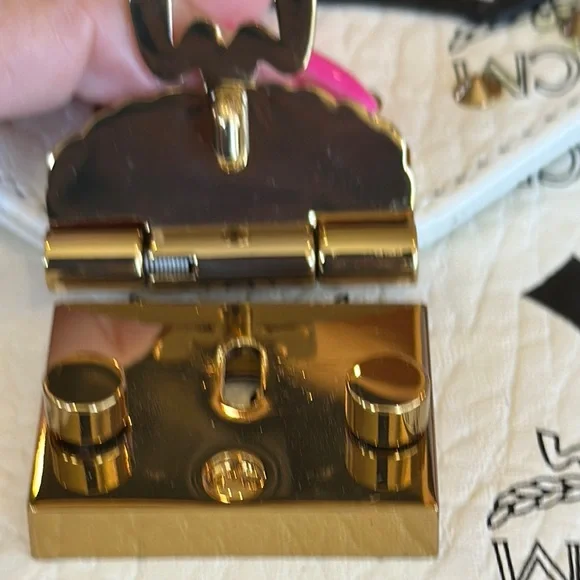 MCM White Victory Patch Viscetos Patricia Crossbody.  New with Dustbag - Picture 8 of 9